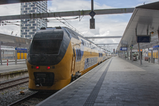 847241 Gezicht op het verlaten perron 9a met een stilstaande trein, op station Utrecht Centraal tijdens een 24-uurs ...